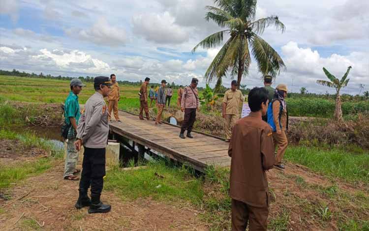 Tim Kecamatan Kapuas Kuala Monev Dana Desa di Lupak Timur