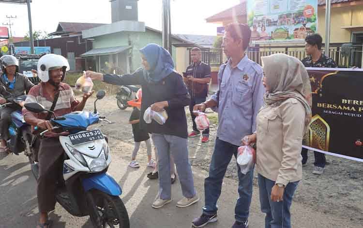 Polres Kapuas Bersama PWI dan SMSI Berbagi Takjil untuk Pengendara