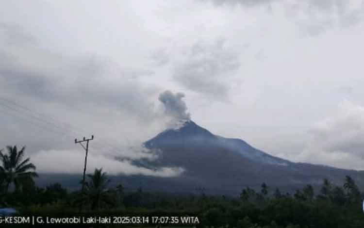 Gunung Lewotobi Laki-laki di Flotim Erupsi dengan Durasi 47 Detik