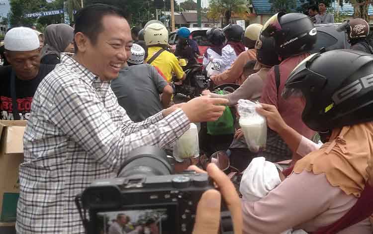 Bupati Sukamara Bagikan 550 Paket Takjil kepada Pengendara