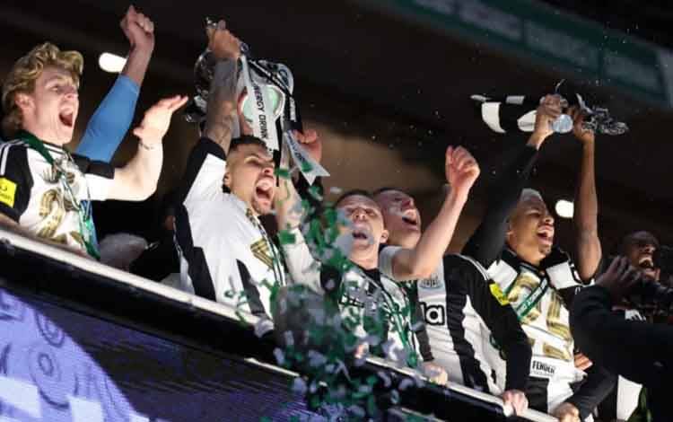 Newcastle United Juarai Piala Liga Inggris seusai Tekuk Liverpool 2-1
