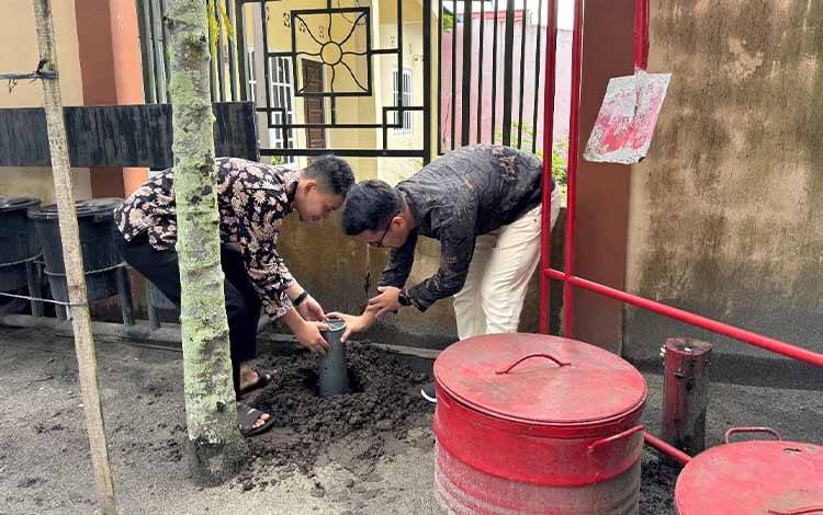 PLN UIP KLB Inisiasi Pengelolaan Lingkungan Berkelanjutan dengan Pemasangan Biopori