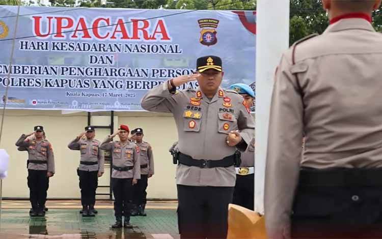 Kapolres Kapuas Pimpin Upacara Hari Kesadaran Nasional dan Beri Penghargaan kepada Personel
