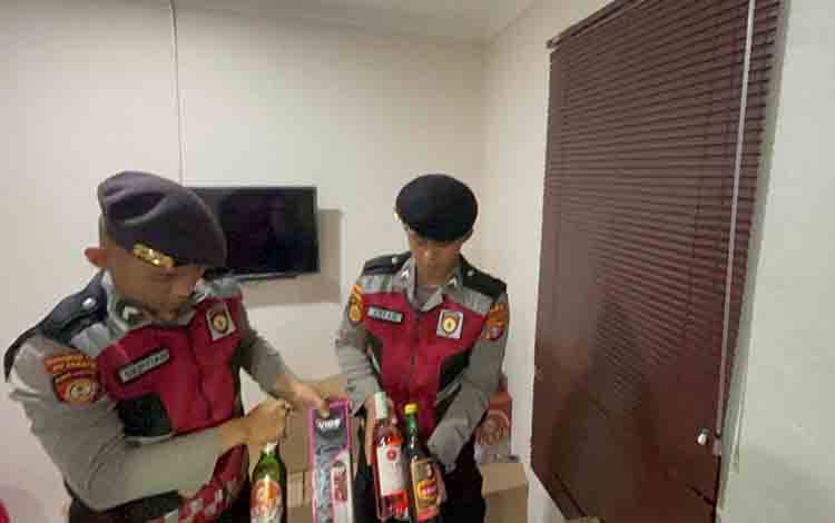 Ditsamapta Polda Kalteng Sita Ratusan Botol Miras Ilegal