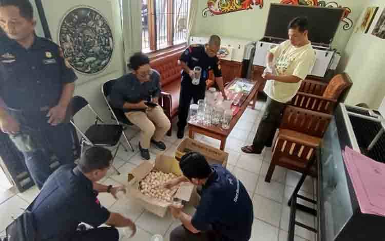 Petugas BKSDA Kalteng SKW II Pangkalan Bun Bongkar Penjualan 846 Telur Penyu Sisik di Facebook
