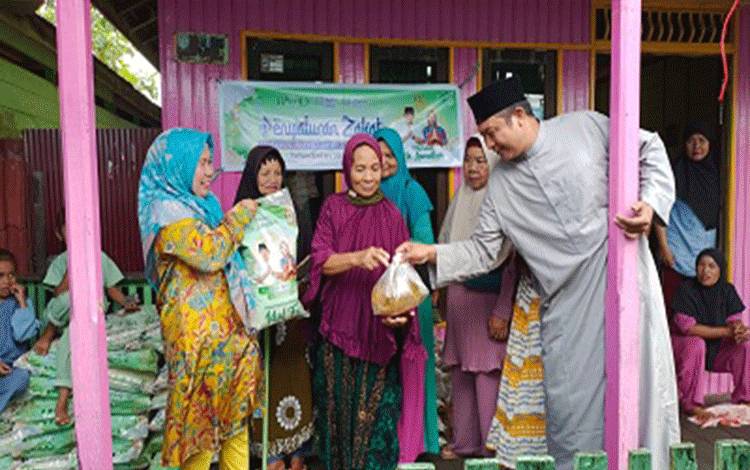Terima Zakat, Warga Kuala Pembuang Doakan H Abdul Rasyid AS dan Keluarga