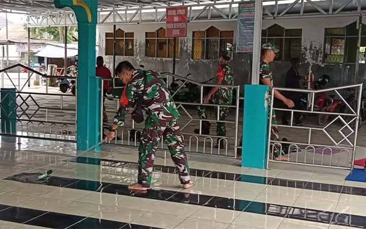 Koramil Basarang Bersihkan Lingkungan Masjid At-Taqwa di Desa Bungai Jaya