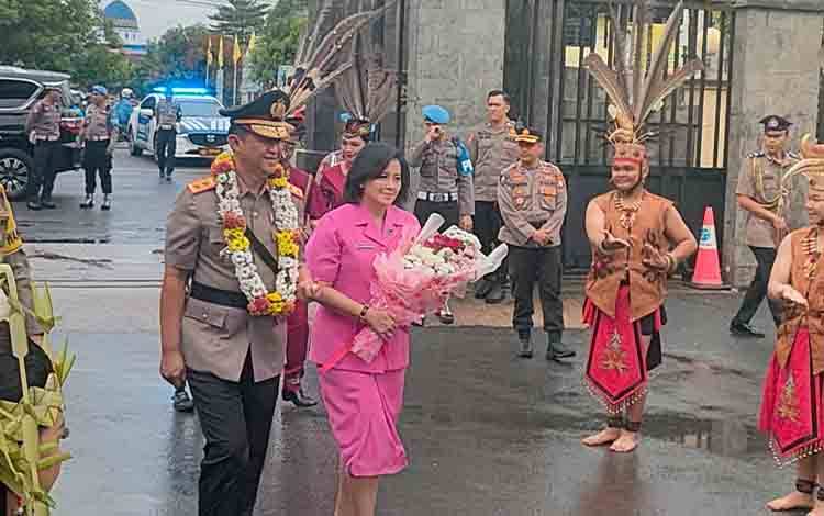 Kapolda Kalteng Irjen Pol Iwan Kurniawan Disambut Tarian Adat di Tengah Hujan Gerimis