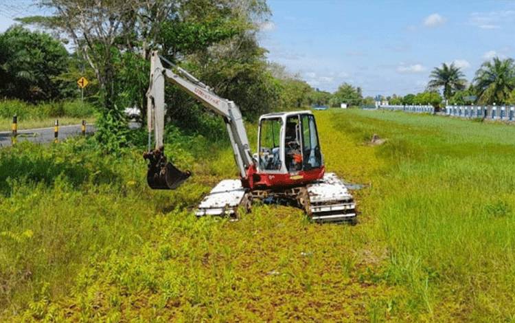 Langkah Cepat Bersihkan Drainase Dengan Alat Berat Ekskavator