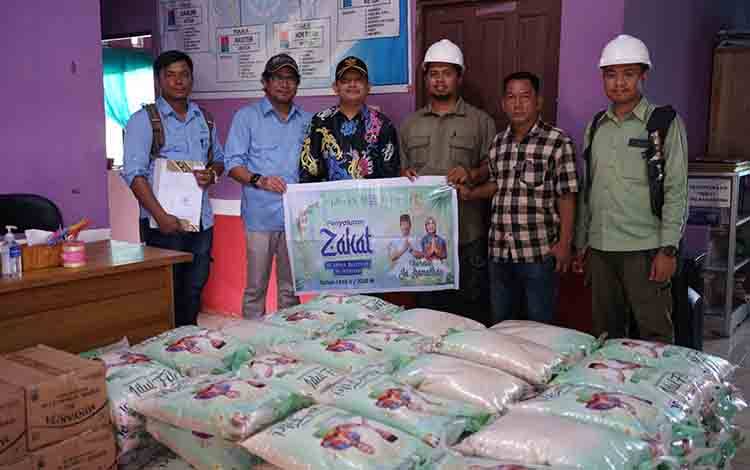 PT Menteng Kencana Mas Salurkan Zakat H Abdul Rasyid AS 50 Ton Beras di Kapuas - Pulpis