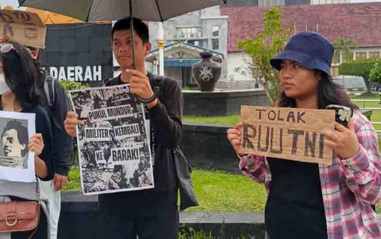 Aksi Kamisan Kalteng Tolak Kembalinya Dwifungsi TNI