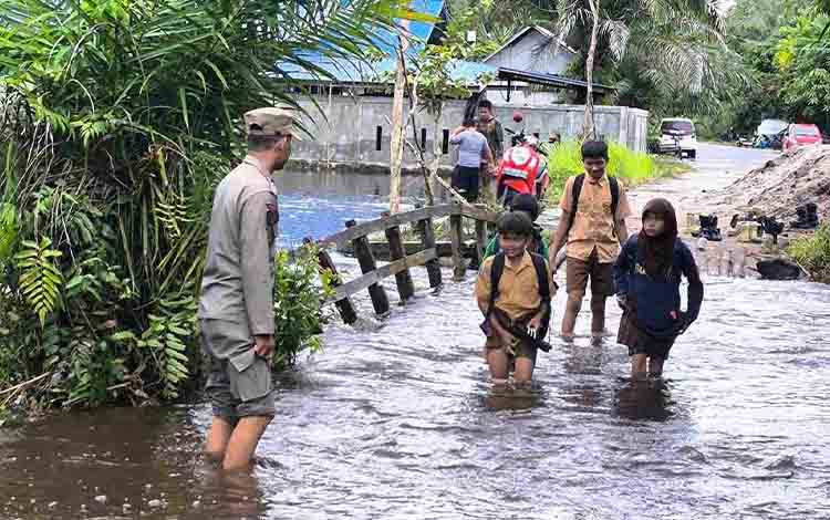 Satpol PP Kalteng: Keselamatan Warga Jadi Prioritas dalam Penanganan Banjir