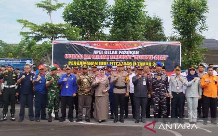 Polres Kobar usai melaksanakan apel gelar pasukan Operasi Kepolisian Terpusat Ketupat 2025 jelang Hari Raya Idul Fitri tahun 2025, di Kalimantan Tengah, Jumat (21/3/2025). (ANTARA/Safitri RA)