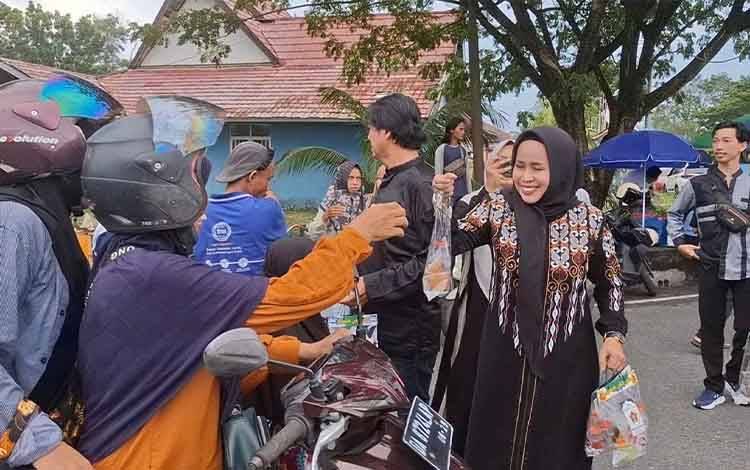 Momentum Ramadan, PWI Kapuas Turun ke Jalan Bagikan Takjil