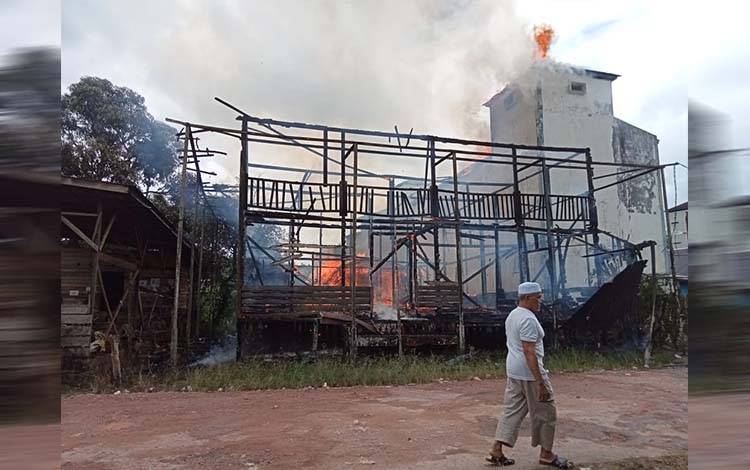 Satu Rumah dan Gedung Walet di Desa Penyahuan Kotim Ludes Terbakar
