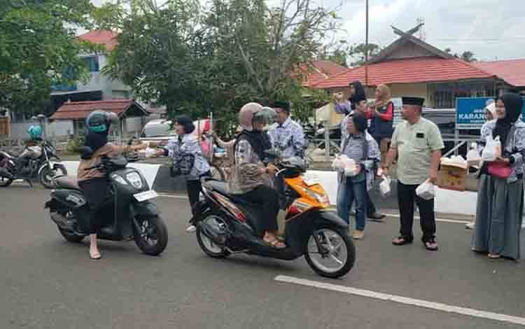 Semangat Kebersamaan dan Kepedulian, PGRI Kapuas dan Disdik Berbagi Takjil