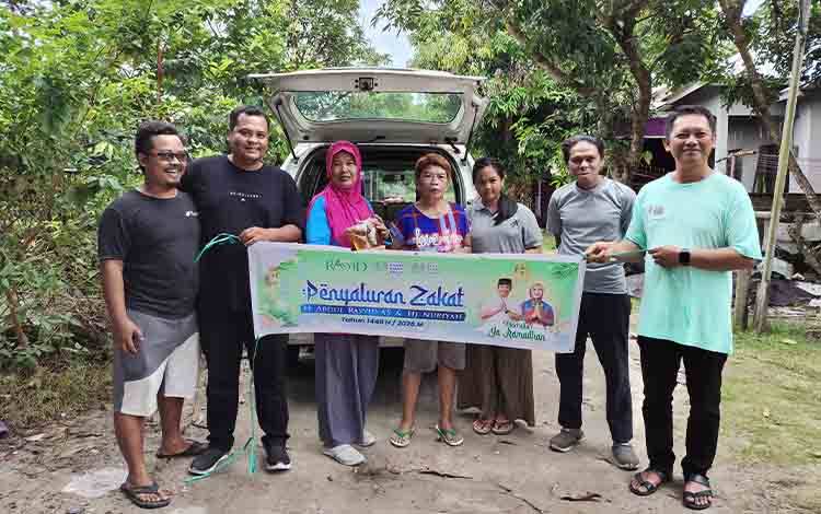 Warga Jalan Simpei Karuhei V Terima Zakat dari H Abdul Rasyid AS