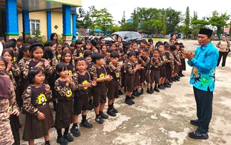 Pramuka Siaga Antusias Ikuti Kunjungan Edukatif ke Disarpustaka Kapuas