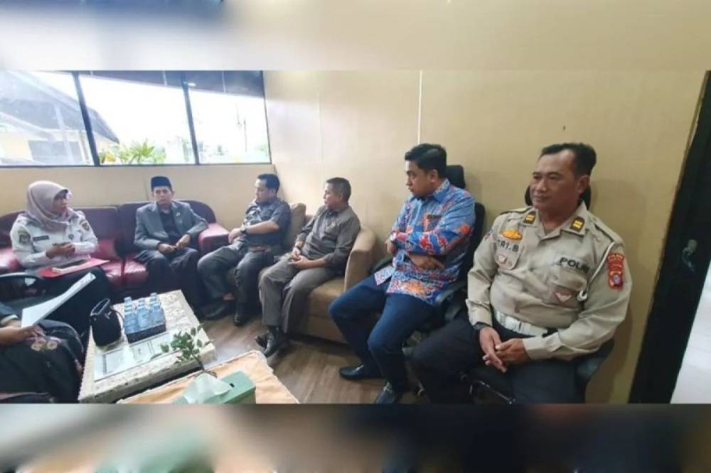 Jajaran anggota Komisi I DPRD Kalimantan Tengah, pada saat melakukan kunjungan kerja ke UPT Samsat Pulang Pisau, beberapa waktu lalu. ANTARA/HO-Sekretariat DPRD Kalteng