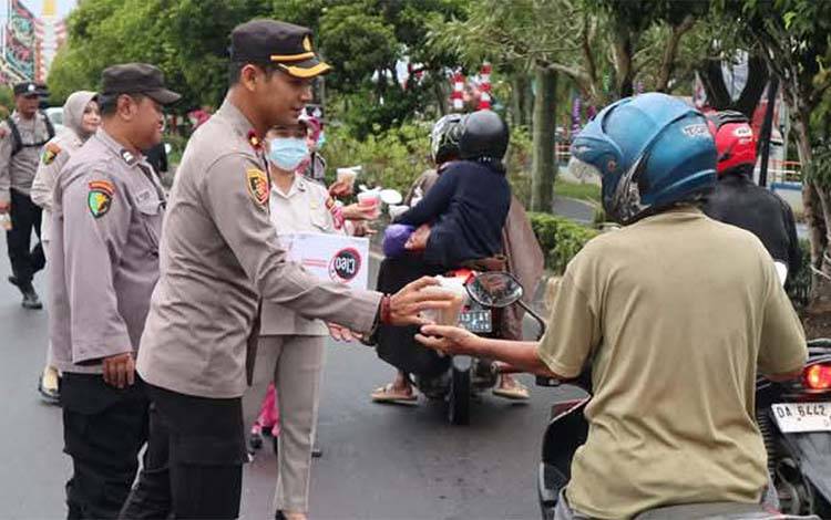 Polres Kapuas Kembali Bagikan Takjil, Wujud Kepedulian di Bulan Ramadan