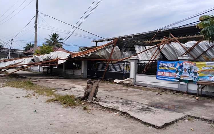 Atap Toko di Palangka Raya Rusak Diterpa Angin Puting Beliung, Kerugian Ratusan Juta