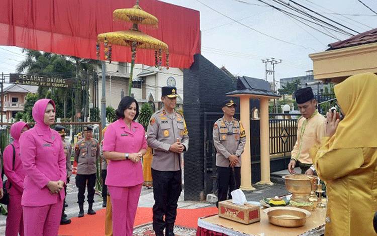 Tradisi Adat Sambut Kedatangan Kapolda Kalteng di Polres Kobar