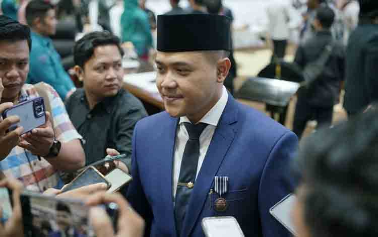 Plt Kadisdik Kalteng Pastikan Pengadaan Papan Tulis Interaktif Sesuai Mekanisme