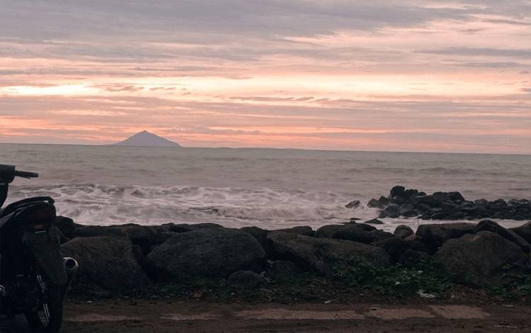 BMKG Prakirakan Tinggi Gelombang Capai Empat Meter di Perairan Banten