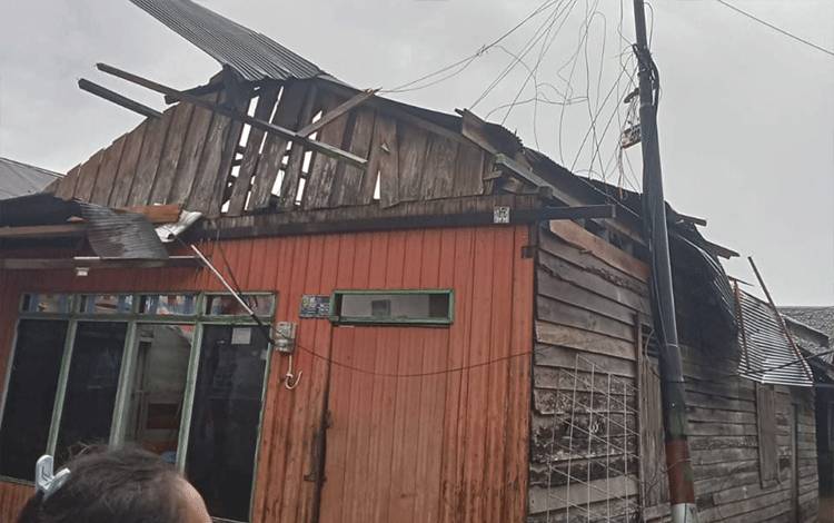 Angin Kencang di Palangka Raya Sebabkan 31 Rumah di Pahandut Rusak