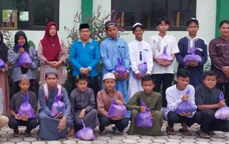 UPZ MTsN 1 Kapuas Salurkan Zakat dan Bagikan Bingkisan
