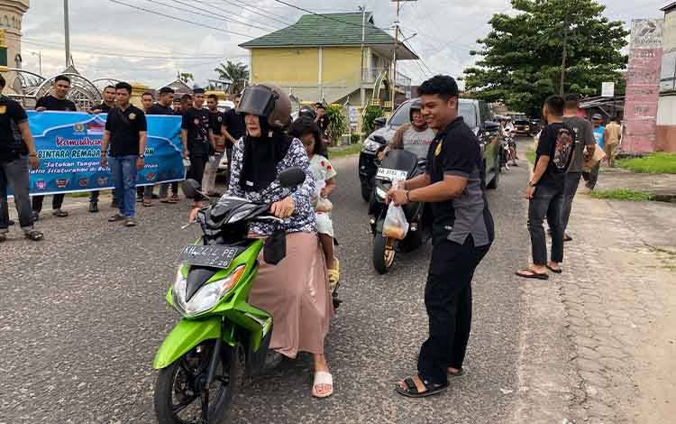 Kehangatan Ramadan: Polisi Remaja Polres Seruyan Bagikan Takjil di Depan Masjid Agung Nurul Yaqin