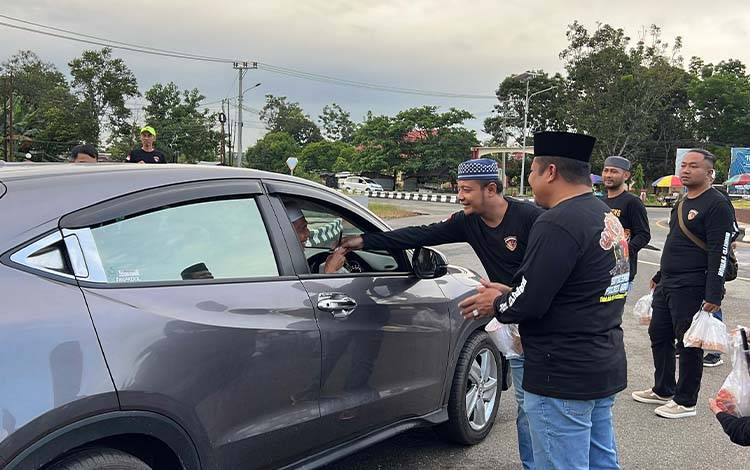 Satreskrim Polres Barito Timur Berbagi Takjil dan Sampaikan Pesan Keselamatan