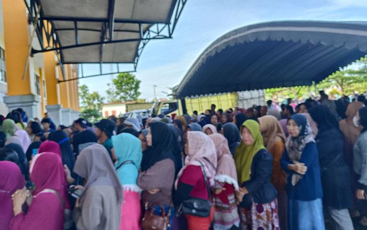 Pasar Penyeimbang di Stadion HM Sanusi Pulang Pisau Diserbu Masyarakat