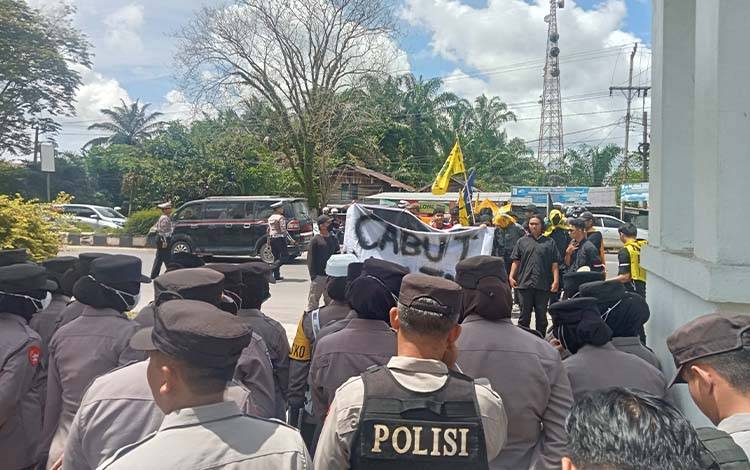 Aliansi Mahasiswa Sampit Geruduk Kantor DPRD Kotim Tuntut Pencabutan UU TNI