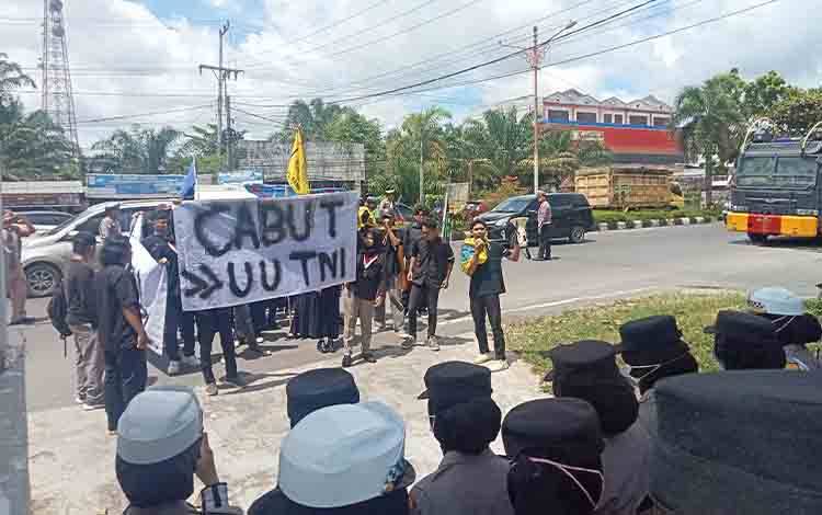 Polres Kotim Kerahkan Ratusan Personel Amankan Aksi Mahasiswa di Depan Kantor DPRD