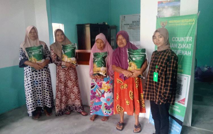 Baznas Gunung Mas Salurkan Zakat Fitrah 175 Sak Beras