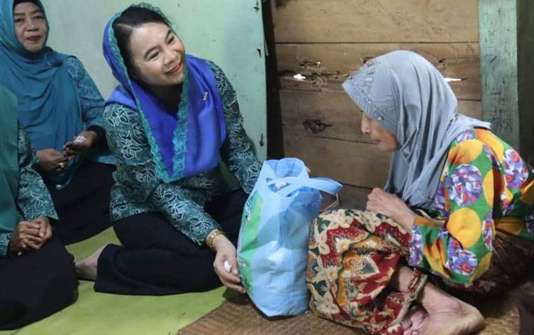 Ketua TP PKK Seruyan Berbagi Kebahagiaan Ramadan dengan Warga
