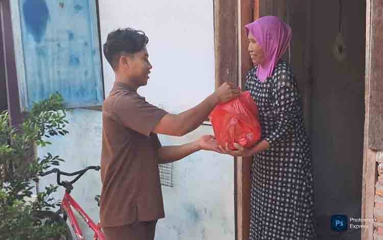 Grand Kecubung Hotel Bagikan Paket Sembako untuk Warga Sekitar