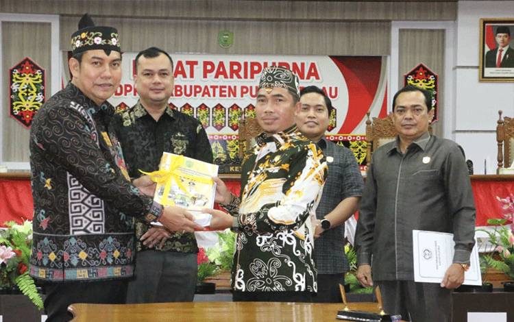 Wabup Pulpis Sampaikan Laporan LKPJ Dalam Rapat Paripurna