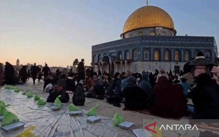 Sekitar 180.000 Jamaah Salat Tarawih di Al-Aqsa Meski Dibatasi Israel