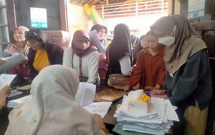 Warga Antusias Ajukan Berkas Bantuan ke DPKUKMP Palangka Raya