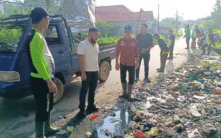 Wabup Barito Timur Turun Tangan Atasi Sampah di Jalan 45