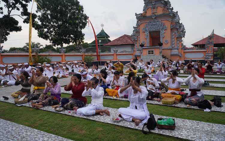Umat Hindu Kobar Gelar Upacara Sembahyang Tawur Agung Kesanga Jelang Hari Raya Nyepi 2025