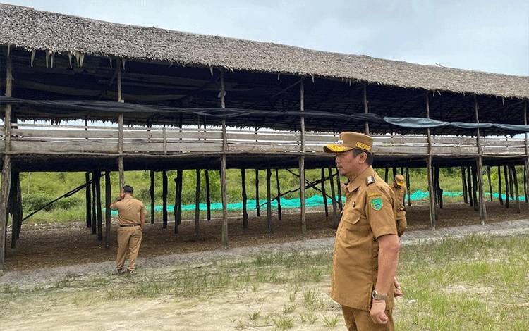 Tanggulangi Lalat di Pantai Lunci, Satgas Lakukan Penyemprotan dan Pemberian Obat