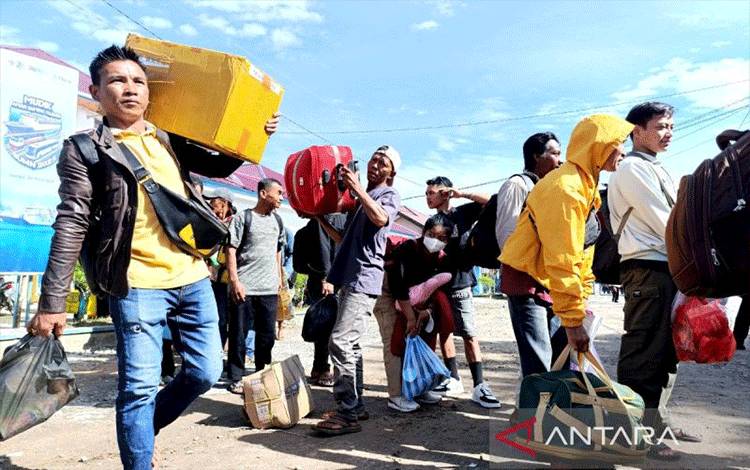 Ribuan Masyarakat Mudik Melalui Pelabuhan Sampit
