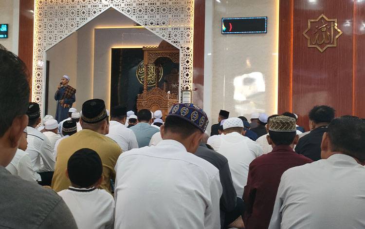 Umat Muslim Padati Masjid Natabel Jannah Palangka Raya untuk Salat Idulfitri