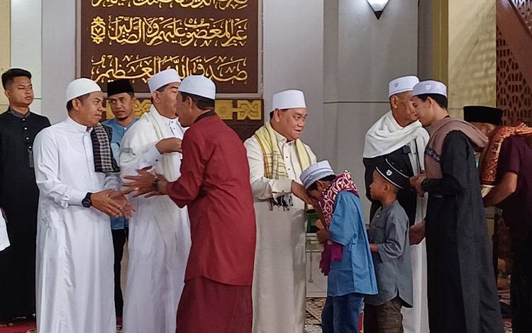 Berbaur dengan Masyarakat, Bupati Kotim Salat Idulfitri di Masjid Agung Wahyu Al-Hadi