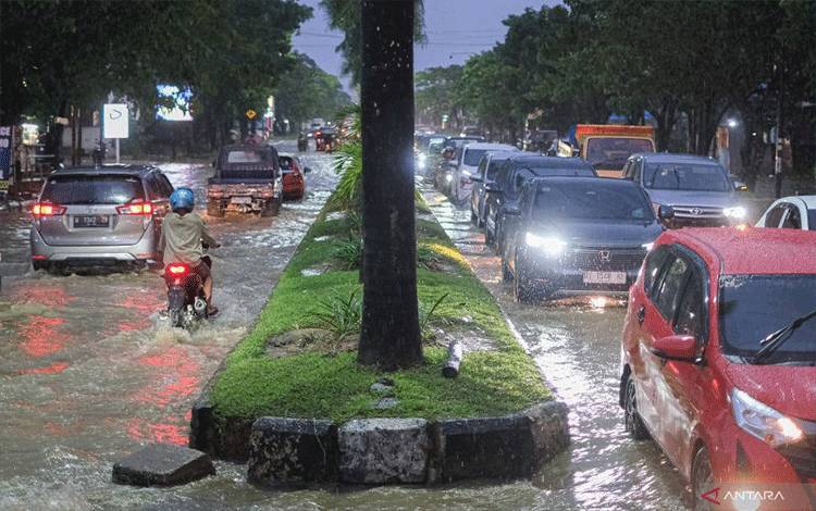 BMKG Prakirakan Mayoritas Indonesia Berawan-Hujan pada Jumat