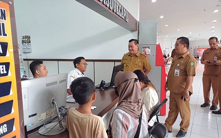 Bupati Kotim Sidak Mal Pelayanan Publik di Hari Pertama Kerja