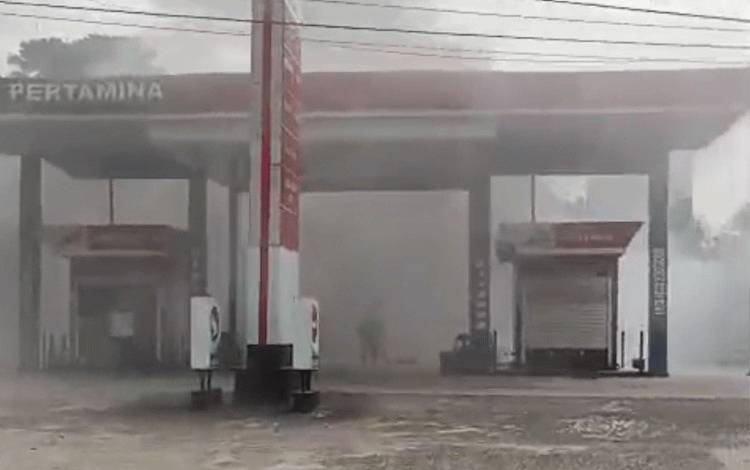 Truk Tanki Terbakar di Depan SPBU Pasir Panjang, 2 Orang Alami Luka-Luka